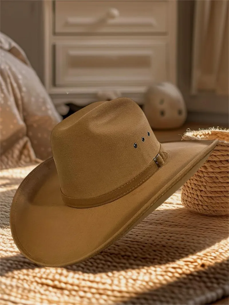 Sombrero color camel con tres ojales en la copa y correa con hebilla, sobre un tapete tejido